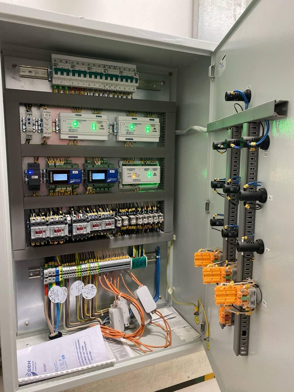 Шкаф управления насосной станции на базе оборудования Овен. Управляет основным, резервным насосами и