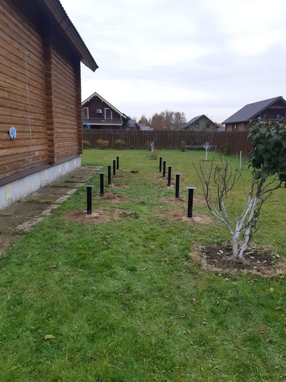 Процесс закрутки винтовых свай вручную