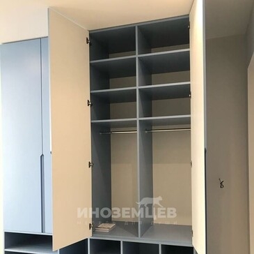 Нижняя секция распашного шкафа с открытыми нишами
