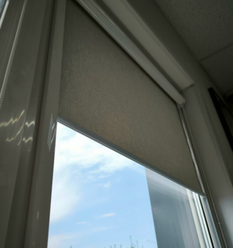 Рулонные шторы день ночь на окно