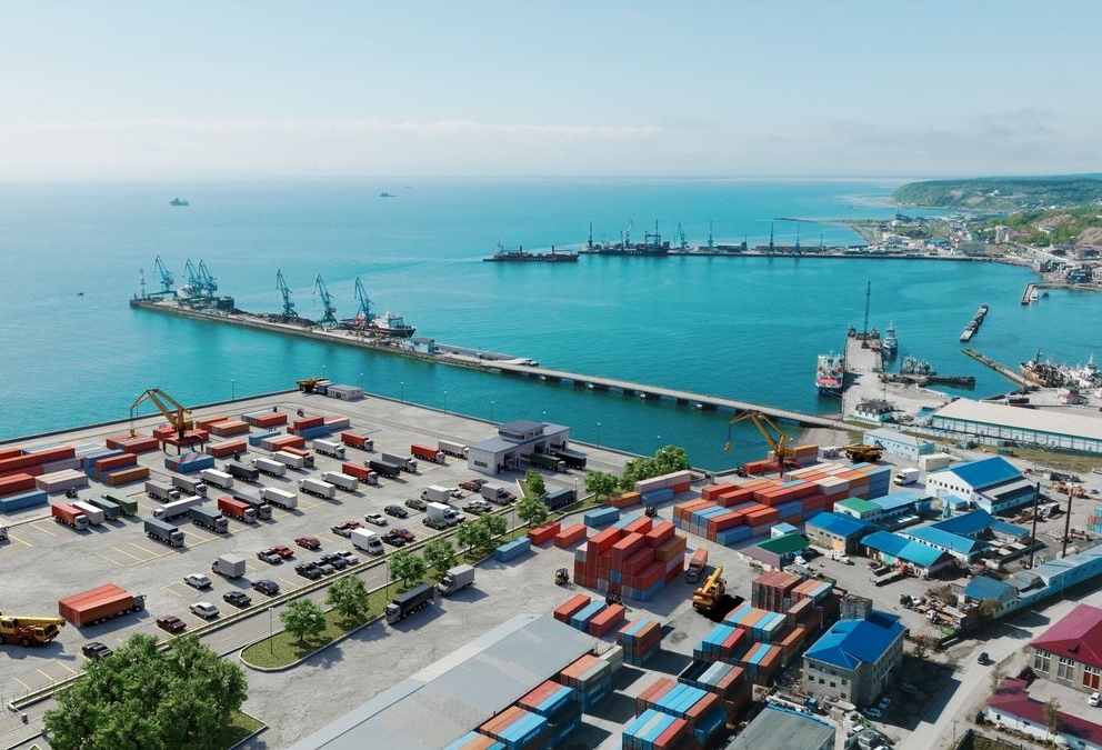 искусственная скальная плита на прибрежных песках