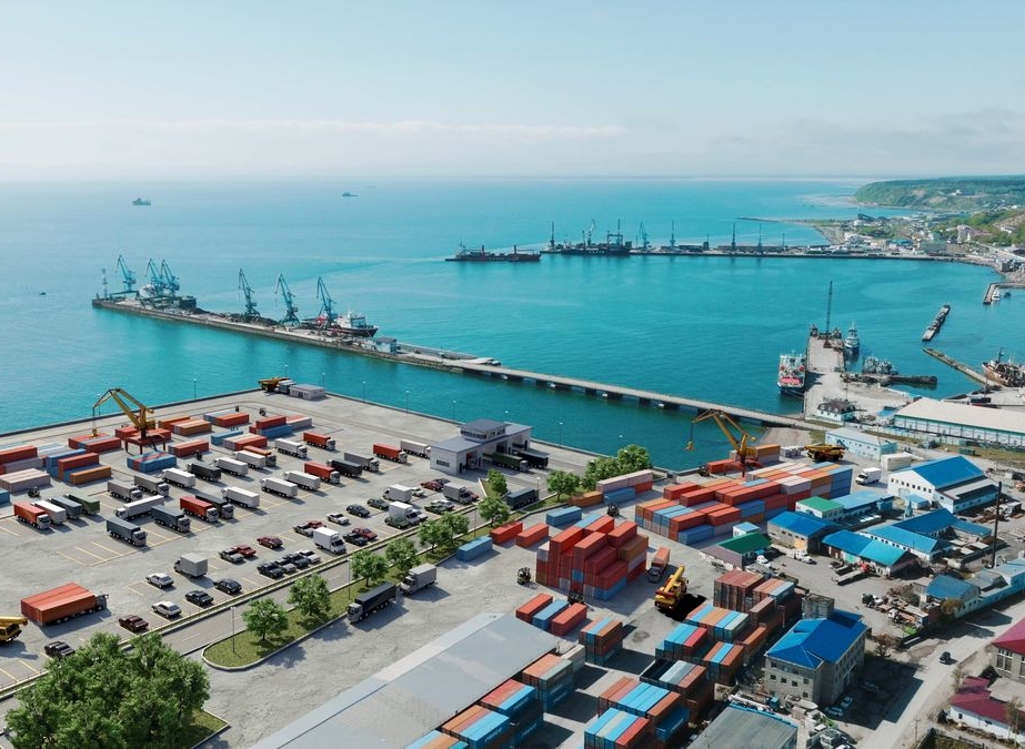 искусственная скальная плита на прибрежных песках