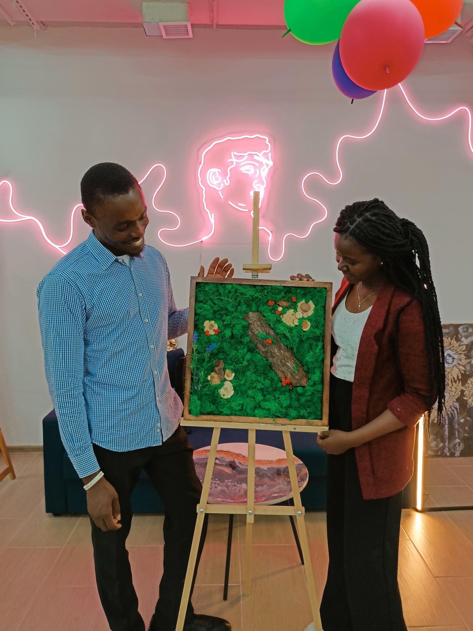 пара на арт-свидании в Белгороде сделала свою первую лесную картину из мха, веток и спилов дерева