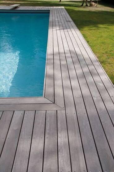 Отделка деревом зоны вокруг бассейна