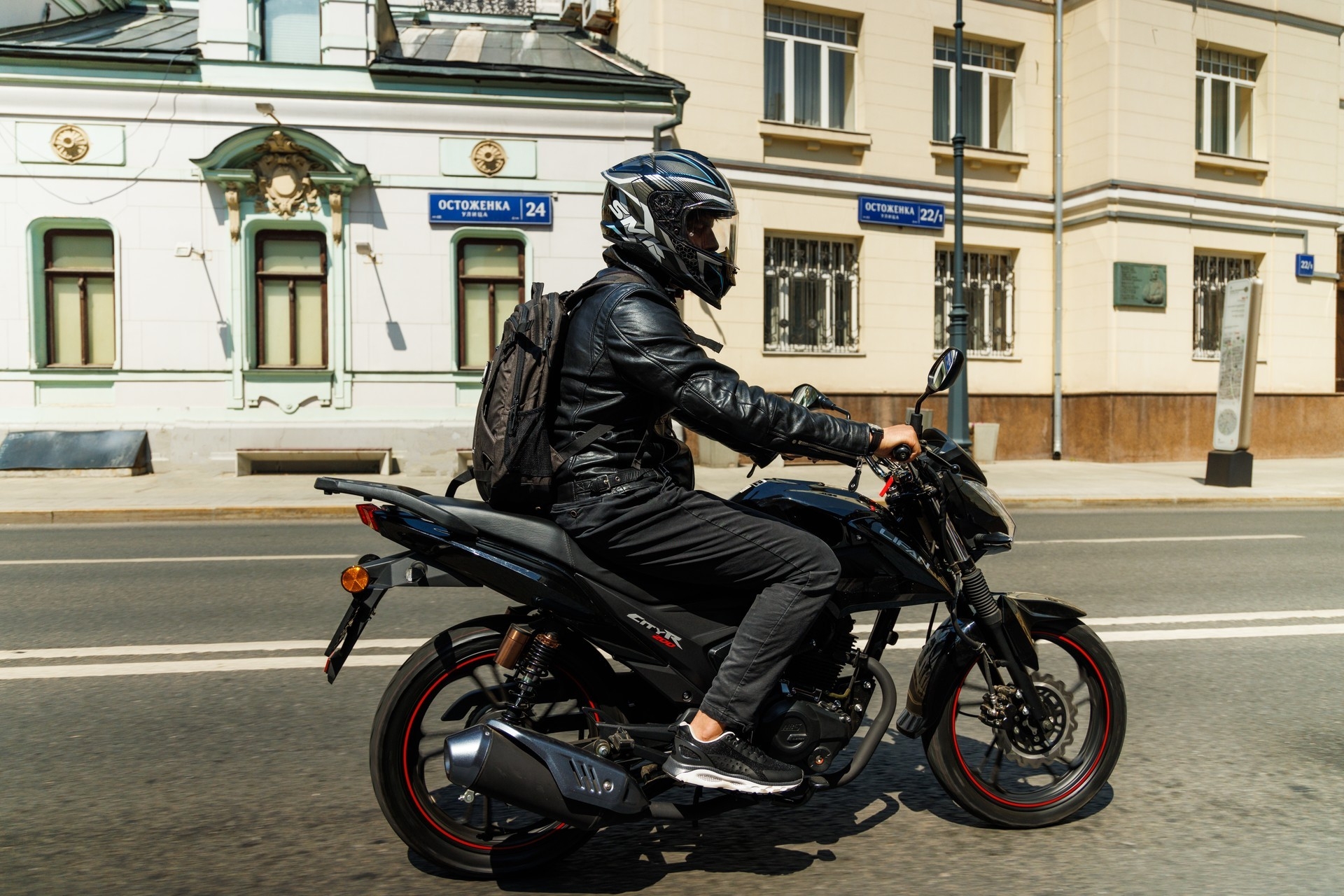 Мотоциклист в шлеме ведёт KPT-175 по улицам старого центра Москвы; пример городского видео мотоцикла