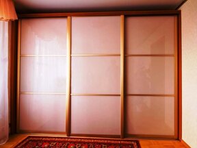 Встроенный шкаф купе во всю стену с светлыми дверями