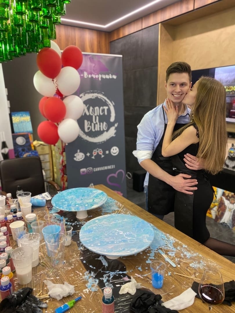 Влюбленные на свидании в Белгороде целуются и улыбаются на мастер классе флюид арт