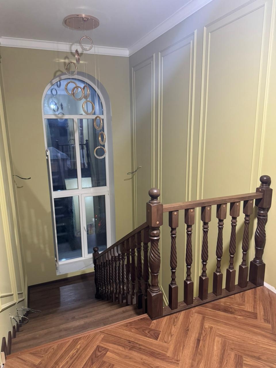 Изготовление и монтаж поворотной лестницы на второй этаж из дерева в Уфе, Уфимском районе 