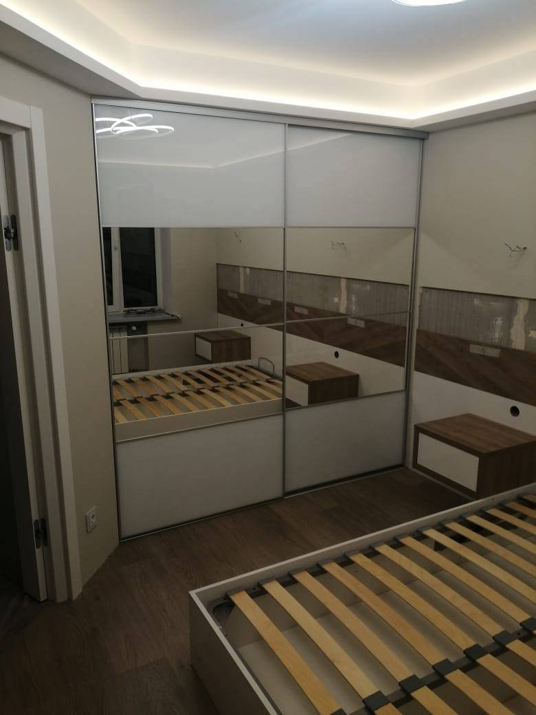 Шкаф-купе со стеклом Lacobel и зеркалом в ЖК «Невские панорамы»