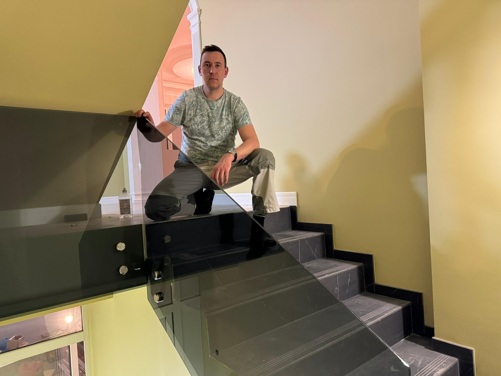 Изготовление лестниц со стеклянным ограждением на второй этаж в Уфе от компании Brent Wood 