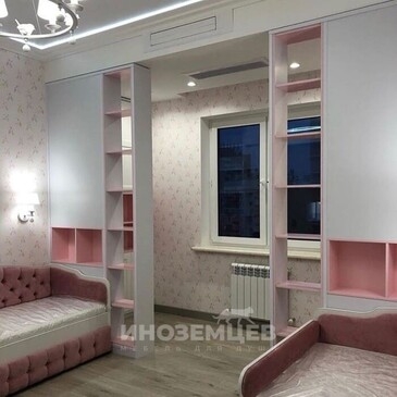 Стеллаж-перегородка для зонирования комнаты для двух девочек