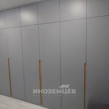 Дизайнерский серый угловой шкаф в прихожую
