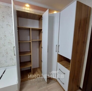 Внутреннее наполнение углового шкафа с полками для одежды и штангой