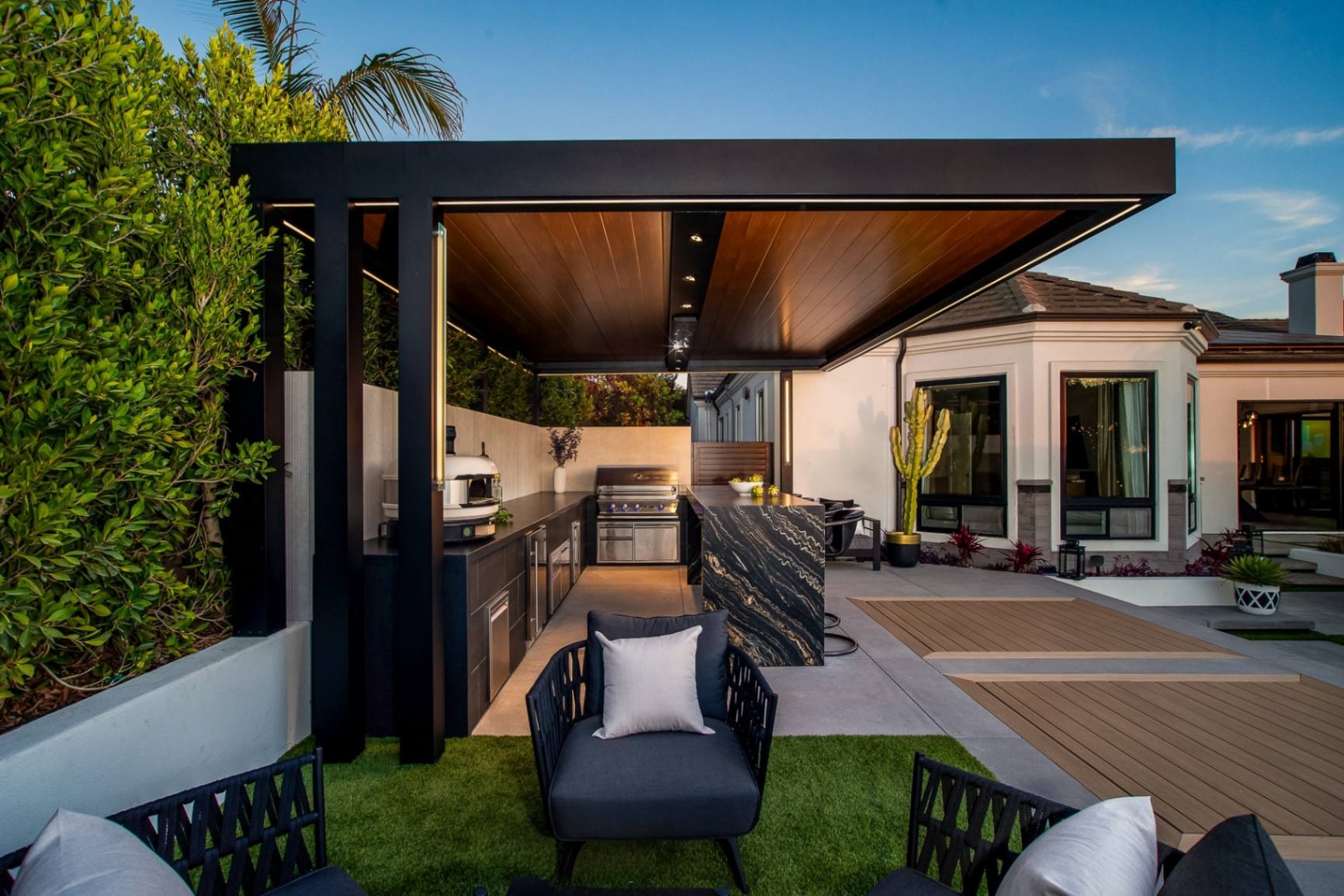 Проектирование, производство, монтаж консольного навеса в Уфе от компании "АктивСтрой"