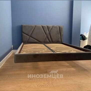 Парящая двуспальная кровать с мягкой обивкой серого цвета