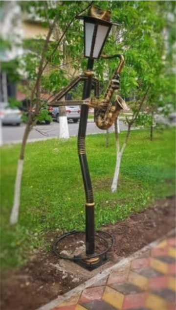 Фонарь с саксофоном
