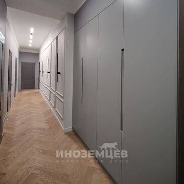 Распашной шкаф с антресолями в прихожую