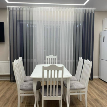 Рулонные шторы на лоджии, балконе в кассете с направляющими зебра день ночь