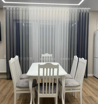 Рулонные шторы на лоджии, балконе в кассете с направляющими зебра день ночь