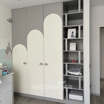 Открытые полки с подсветкой в современном распашном шкафу для детской