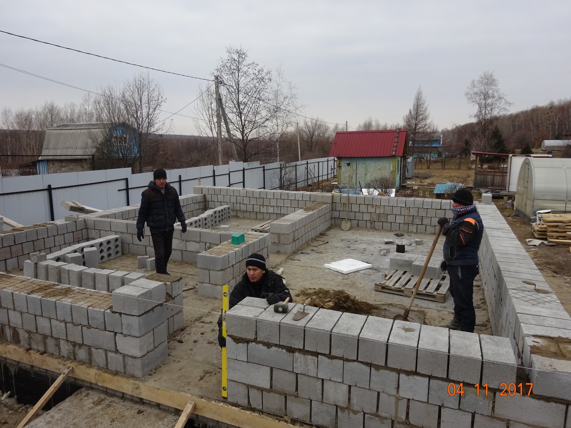 Возведение стен первого этажа