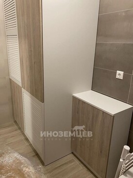 Напольный шкаф для ванной комнаты с рядом стоящей тумбой из ЛДСП Egger