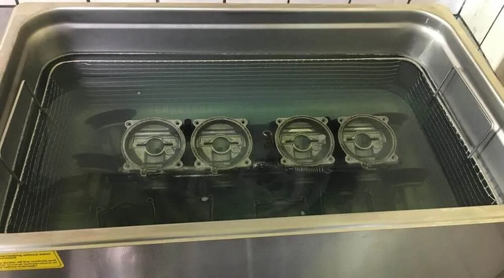 Ультразвуковая мойка деталей двигателя автомобиля