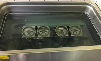 Ультразвуковая мойка деталей двигателя автомобиля