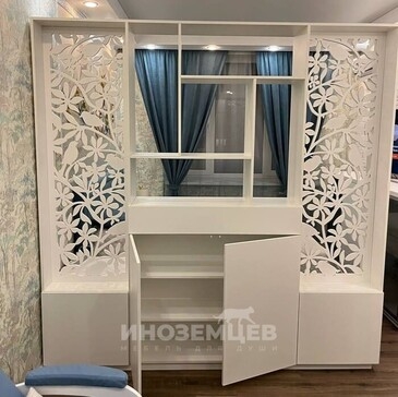 Фронтальный вид белой межкомнатной перегородки с резным узором и тумбой для зонирования комнаты