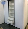 Белый встроенный шкаф-купе с текстурой дерева на заказ в спальню