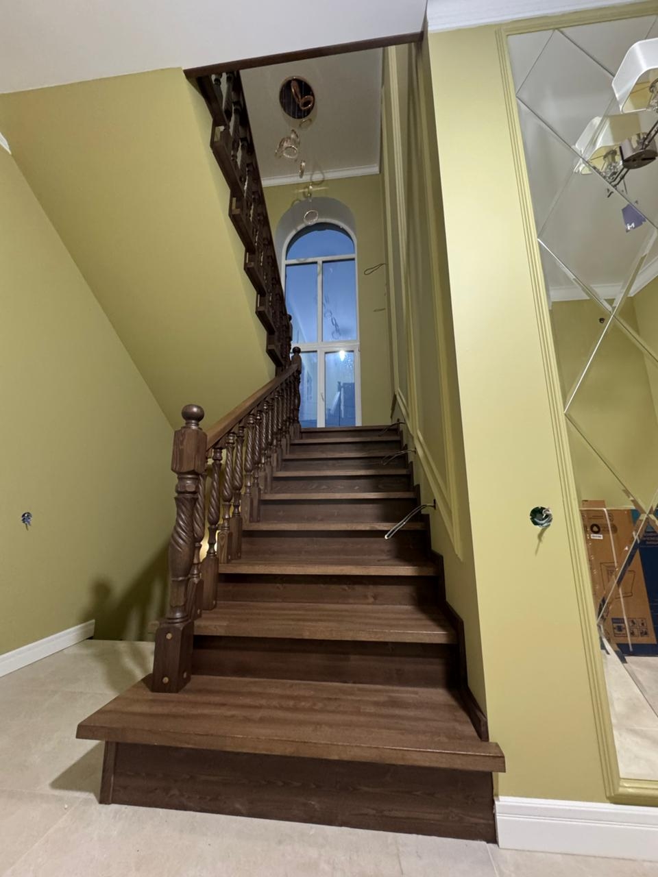 Изготовление и монтаж поворотной лестницы на второй этаж из дерева в Уфе, Уфимском районе 