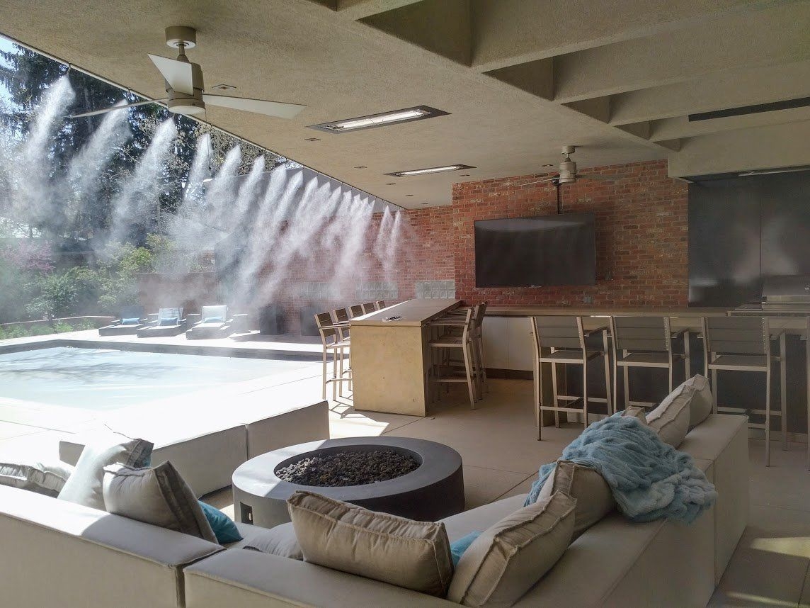 Профессиональная установка линейной системы холодного тумана высокого давления на крытой террасе с б