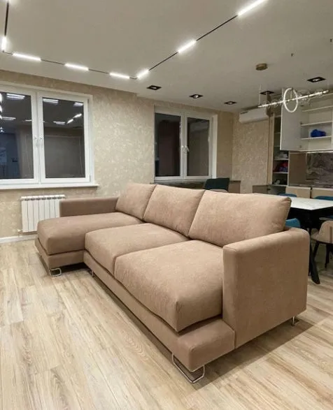 Современный диван с оттоманкой 