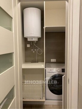 Внутреннее наполнение хозяйственного шкафа в ванной комнате