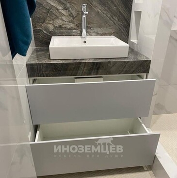 Вместительная тумба под раковину с ящиками скрытого монтажа