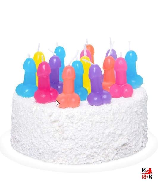 на фото изображен торт со свечами в виде разноцветных пенисов