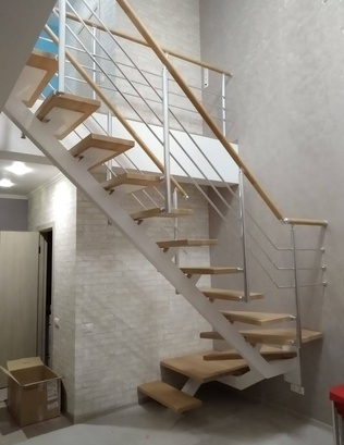 Закрытый каркас лестницы с площадкой