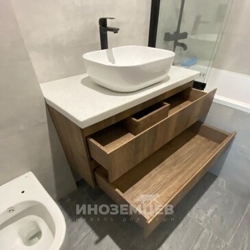 Современная тумба под умывальник с системой открывания без ручек и белой столешницей 