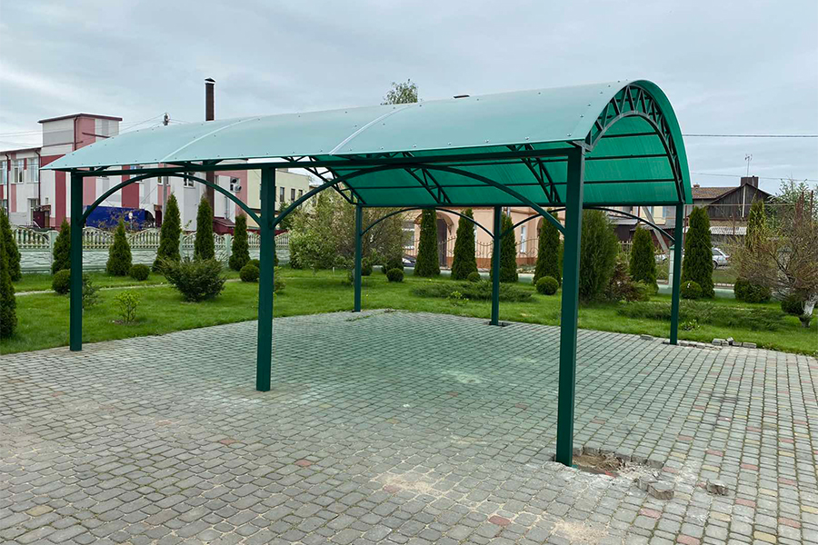 Металлический навес во дворе в Егорьевске
