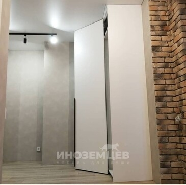 Узкий шкаф-гармошка со складными дверями