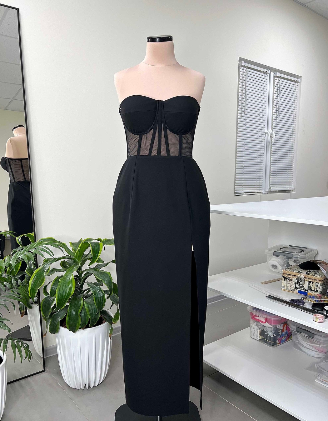 Пошить платье вечернее черное на прозрачном корсете на заказ по меркам