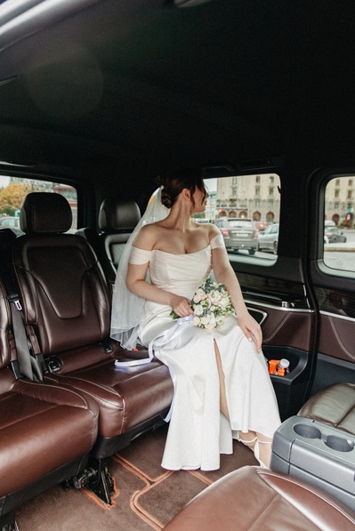 Невеста в машине