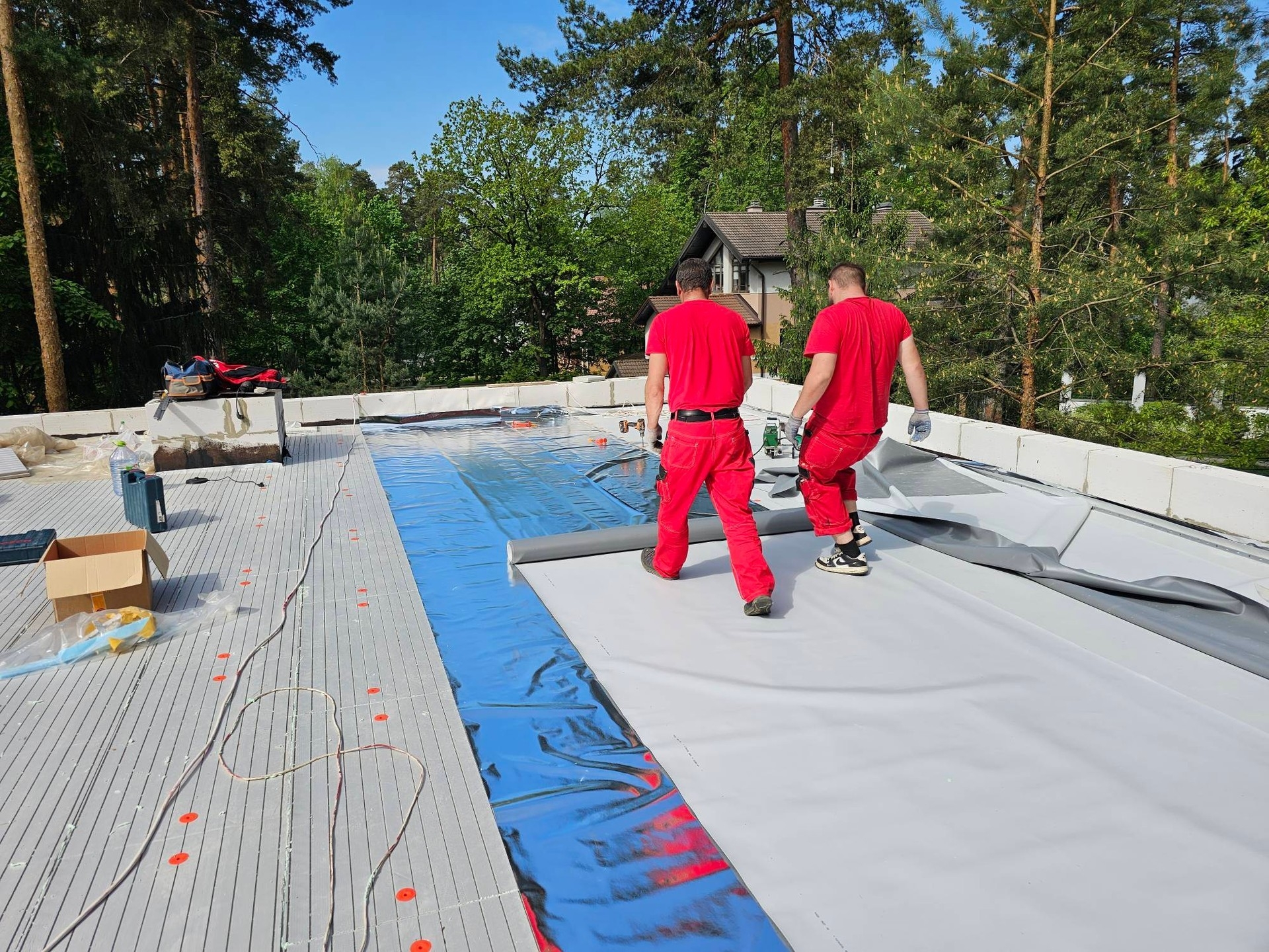 контролит  под  мембраной