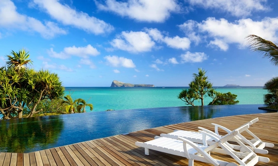 Открытый бассейн в отеле