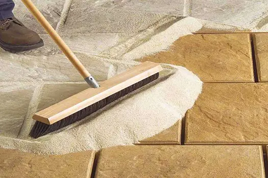 Засыпка полимерного песка в швы тротуарной плитки — защита от сорняков