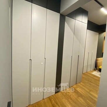 Угловой шкаф в прихожую со встроенной стиральной машиной и полками