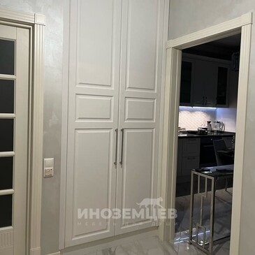 Белый шкаф МДФ с фрезеровкой фасадов