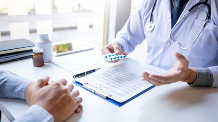 Врач подбирает безопасные препараты от эпилепсии