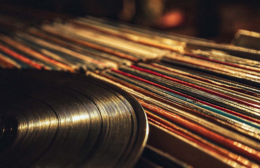 Коллекция виниловых пластинок символизирует множество идей и статей о песнях в подарок