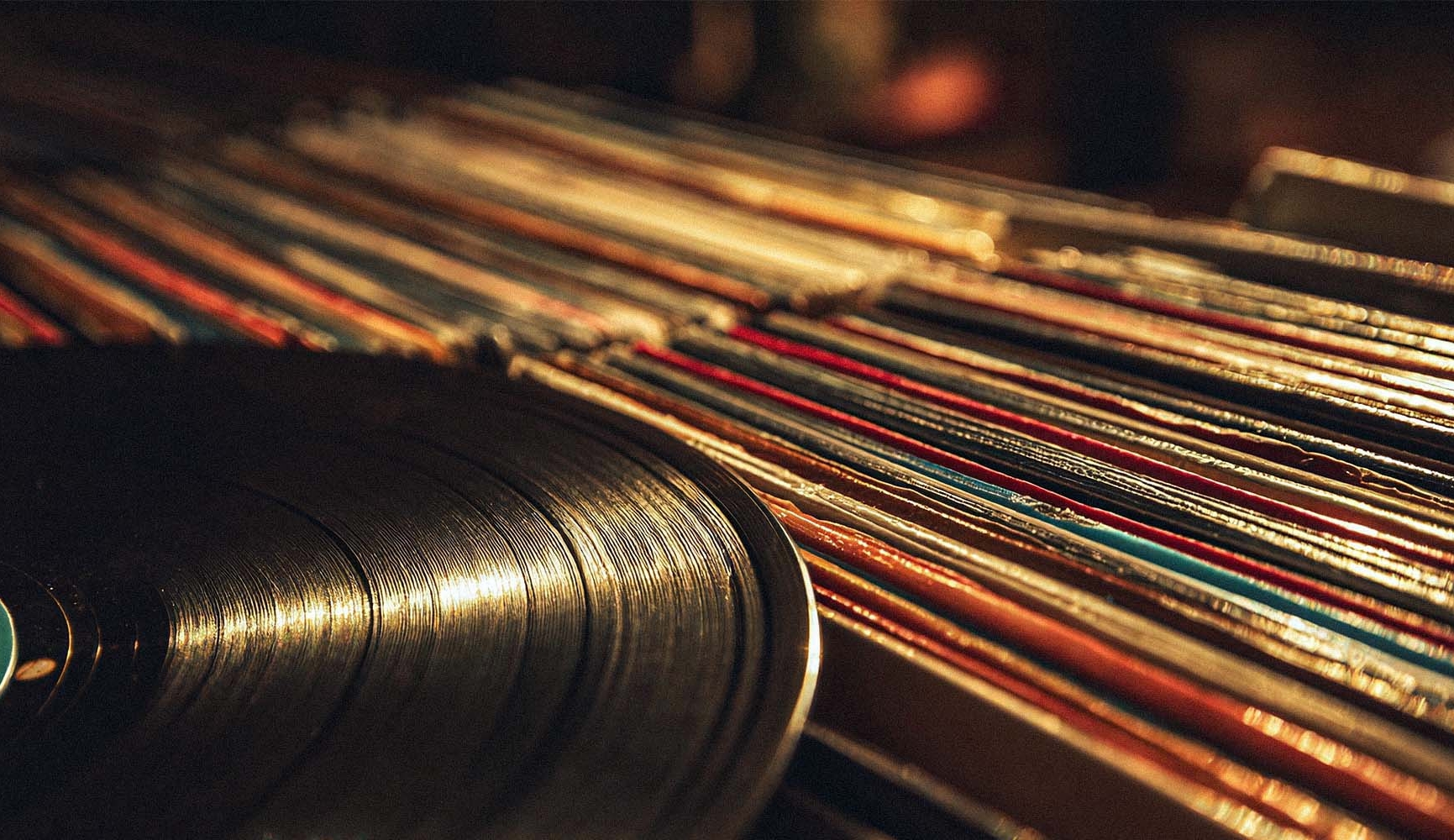 Коллекция виниловых пластинок символизирует множество идей и статей о песнях в подарок